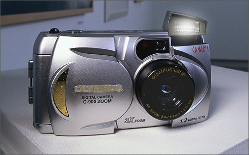 Olympus C-900Z ( 1280X960,  35-105 , f/2,8-f/4,4)